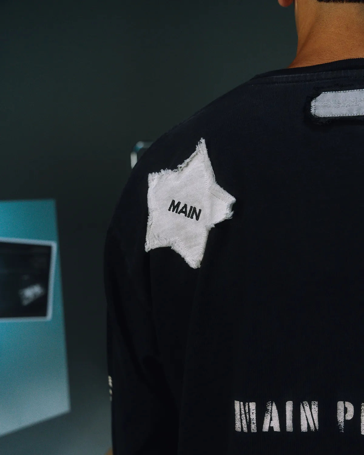 its MAIN Longsleeve — Black